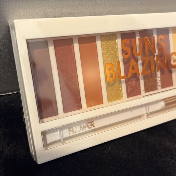 Flower by Drew BarryMore Shimmer & Shade Suns Blazing Eyeshadow Pallet. - Picture 2 of 5